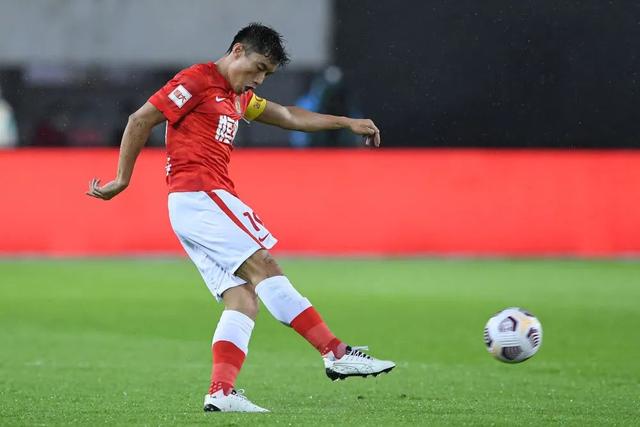 拉菲尼亚在热身赛中因伤退场